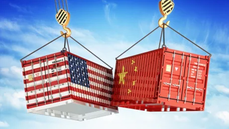 Containere de marfă cu steagurile Chinei și Statelor Unite suspendate în aer.