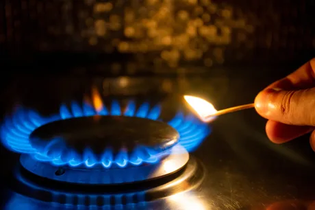 Flacără de gaz pe aragaz, simbolizând prețurile gazelor naturale.