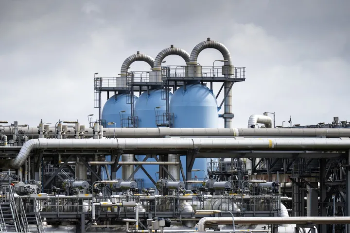 Instalație de stocare gaze, simbol al crizei energetice din Europa.