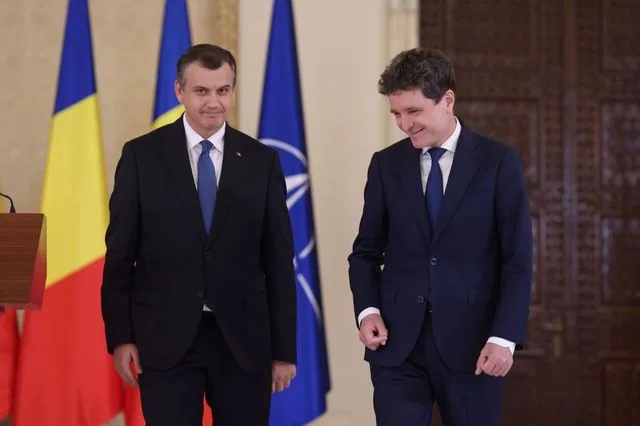Nicușor Dan și Eugen Tomac discutând despre formarea unui guvern independent.