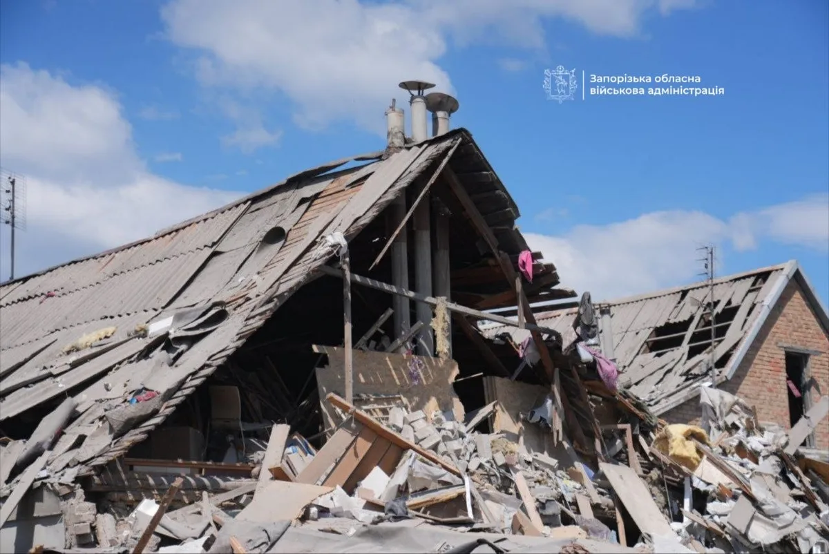 Clădire distrusă în urma atacurilor aeriene din Zaporizhzhia.