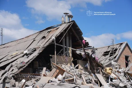 Clădire distrusă în urma atacurilor aeriene din Zaporizhzhia.