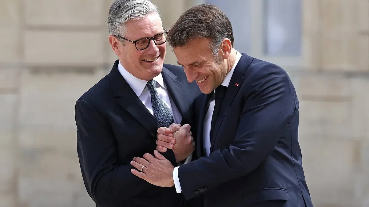 Macron și Starmer zâmbesc în timpul întâlnirii la Londra.
