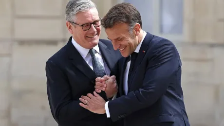 Macron și Starmer zâmbesc în timpul întâlnirii la Londra.