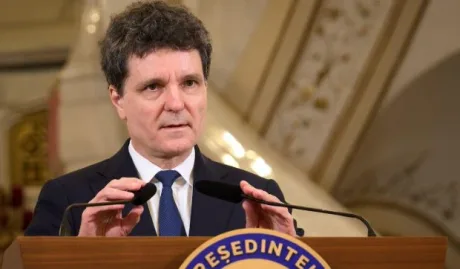 Nicușor Dan discutând despre situația politică și alegerile anticipate.