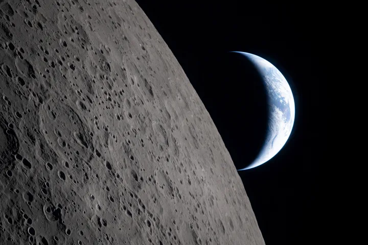 Luna văzută de pe orbită, cu Pământul în fundal, evidențiind craterele lunare.