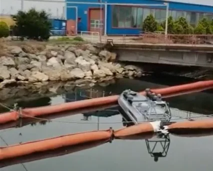 Vedere a unei ambarcațiuni în Portul Constanța, evidențiind problemele de securitate maritimă.