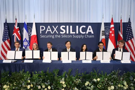 Reprezentanți ai țărilor semnează acordul Pax Silica pentru securizarea lanțurilor de aprovizionare.