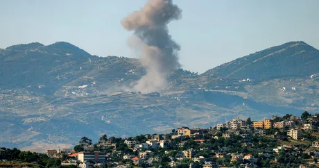 Fum dens se ridică deasupra unui peisaj montan din Liban după atacuri aeriene.