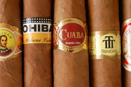 Trabucuri cubaneze expuse, simbol al tradiției și calității din Cuba.
