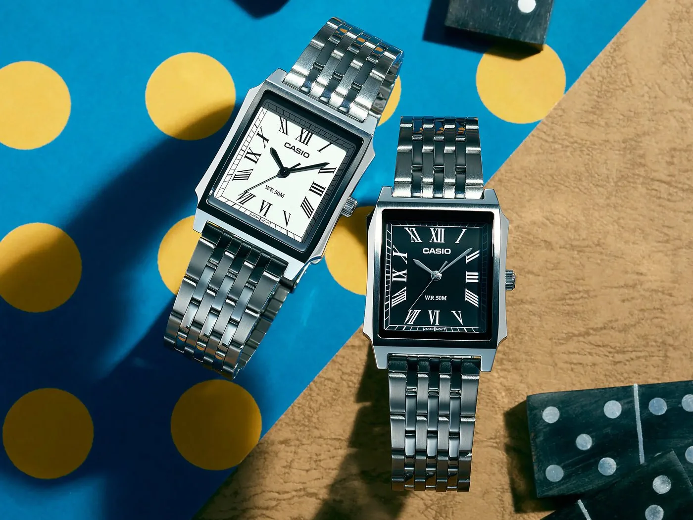 Două ceasuri analogice Casio cu design elegant și brățară din oțel inoxidabil.