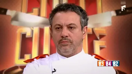 Sorin Bontea în timpul unei emisiuni culinare, cu o expresie serioasă.