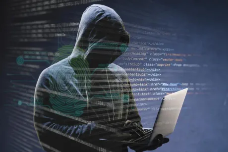 Un hacker folosește un laptop în fața unui fundal digital complex.