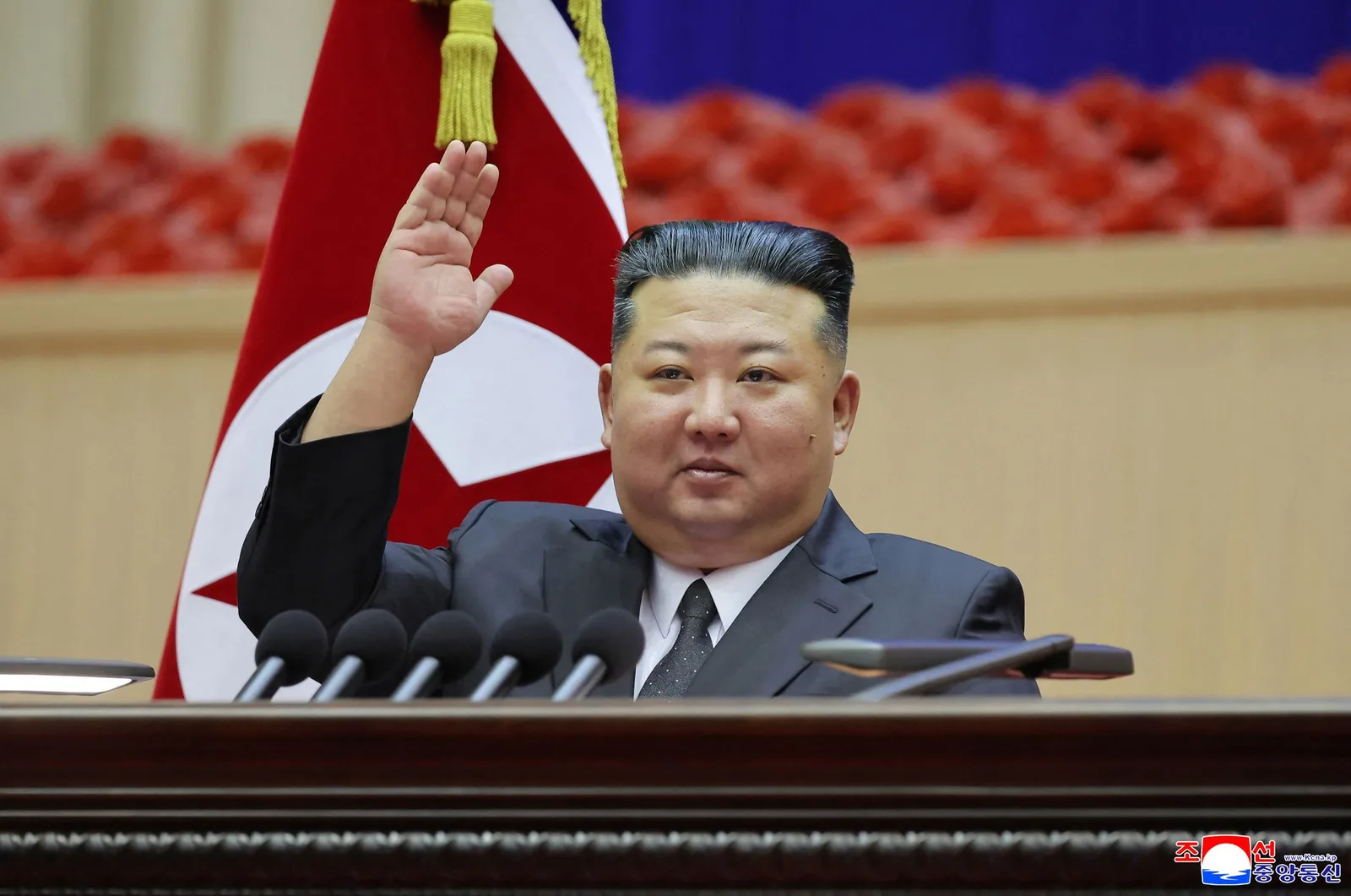 Kim Jong Un salutând în timpul unei întâlniri oficiale importante.