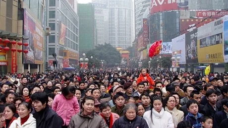 Mulțime de oameni pe o stradă aglomerată din China.