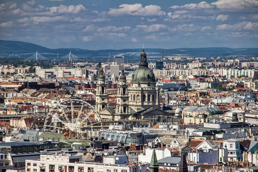 Peisaj urban din Budapesta, evidențiind arhitectura și viața cotidiană.