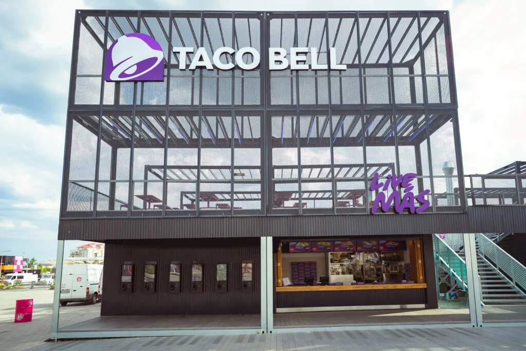 Unitate Taco Bell sezonieră la Nibiru, Costinești, cu design modern și spațiu de relaxare.