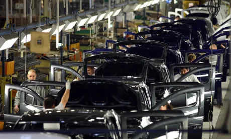 Uzina Dacia din Mioveni, cu angajați la lucru pe linia de producție.