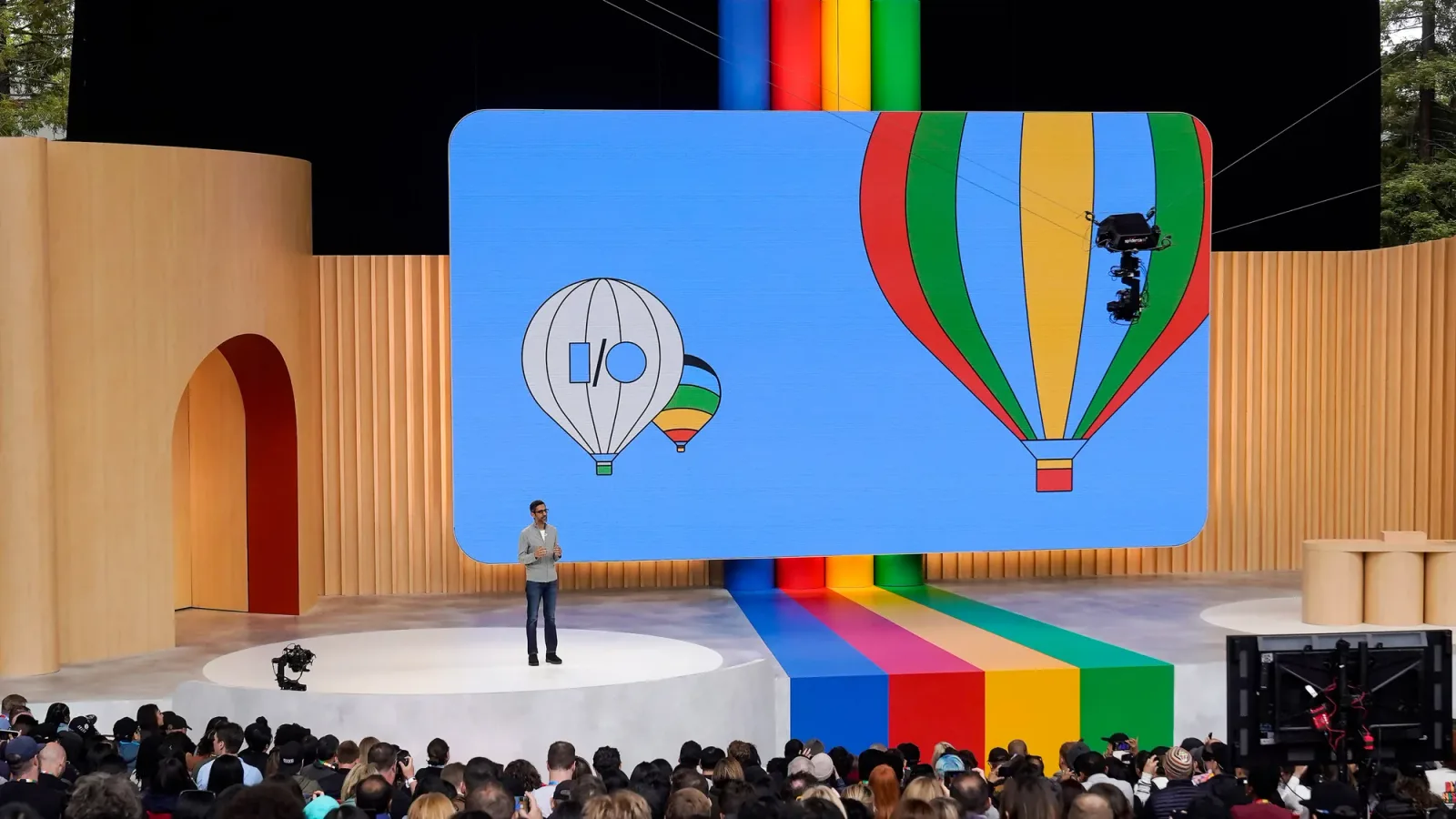 Prezentare Google I/O 2026 cu baloane colorate și un vorbitor pe scenă.