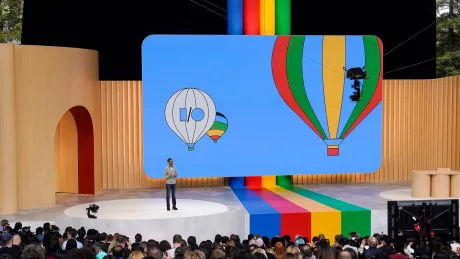 Prezentare Google I/O 2026 cu baloane colorate și un vorbitor pe scenă.