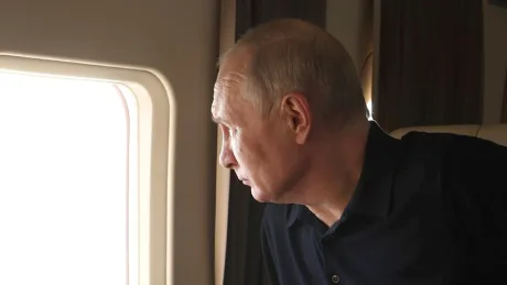 Vladimir Putin privind pe fereastra unui avion, reflectând asupra situației actuale.