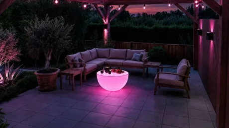 Masa de exterior cu iluminare integrată, ideală pentru serile de vară.