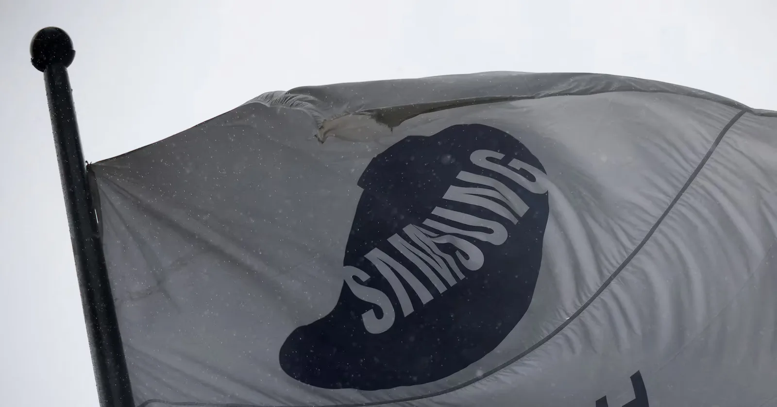 Steag Samsung fluturând în vânt, simbolizând investiția în Vietnam.