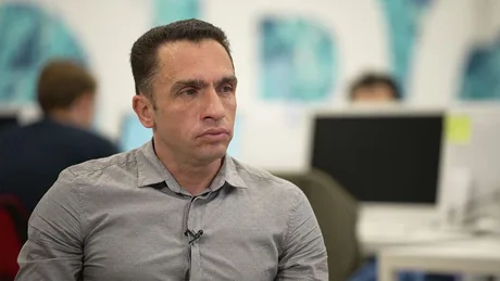 Analist electoral în timpul unei discuții despre alegeri în Rusia.