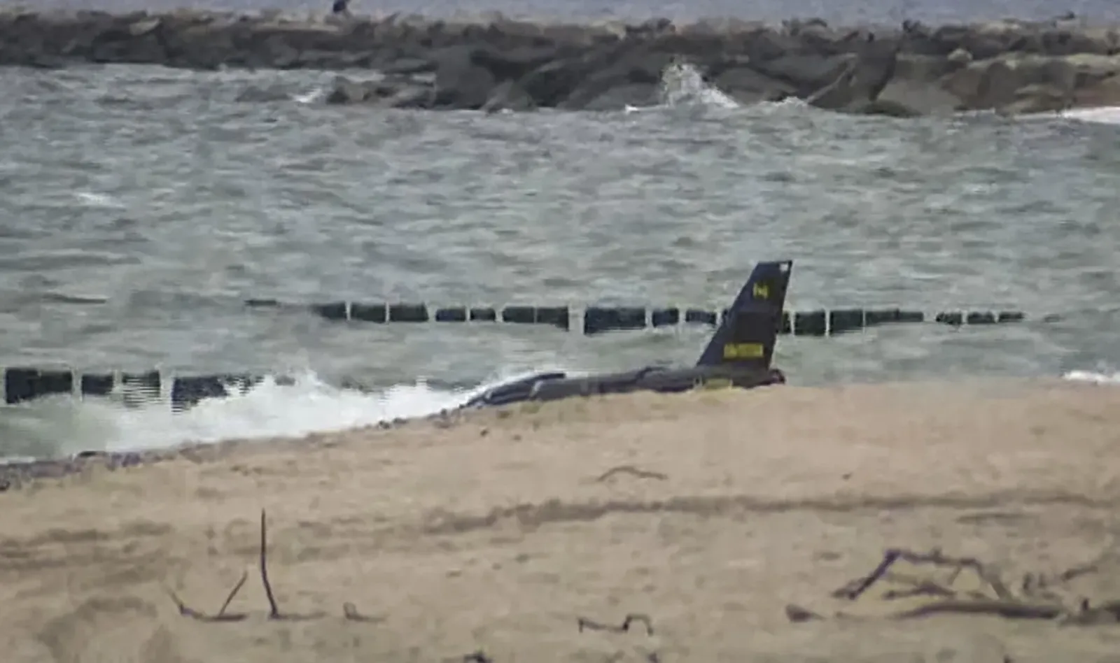 Dronă rusească recuperată din Marea Baltică, pe plajă.