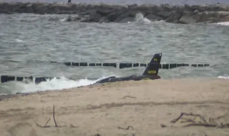 Dronă rusească recuperată din Marea Baltică, pe plajă.