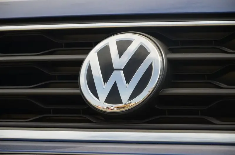Sigla Volkswagen pe grila unui automobil, simbol al industriei auto.