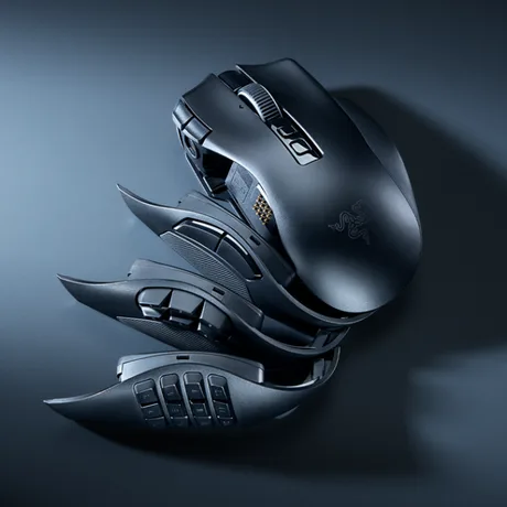 Mouse-ul Naga V3 Pro cu panouri interschimbabile pentru diverse tipuri de jocuri.