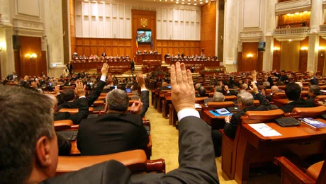 Vot în Parlament pentru aprobarea bugetului pe 2026, cu mâinile ridicate.
