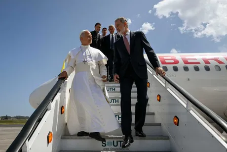 Regele Felipe VI îl însoțește pe Papa Leon al XIV-lea la avionul privat.