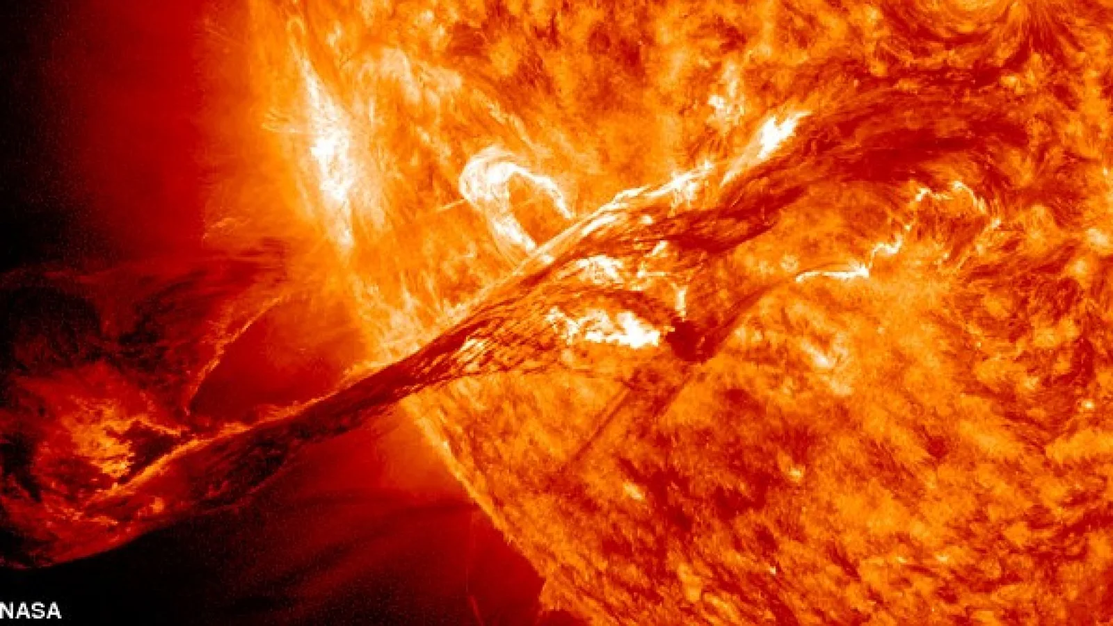 Explozii solare puternice pot provoca furtuni geomagnetice pe Pământ.