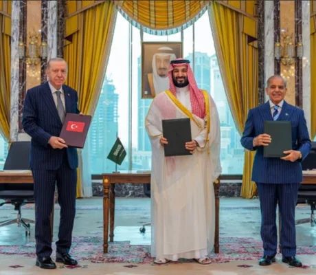 Liderii Turciei, Arabiei Saudite și Pakistanului semnează un acord de apărare comun.