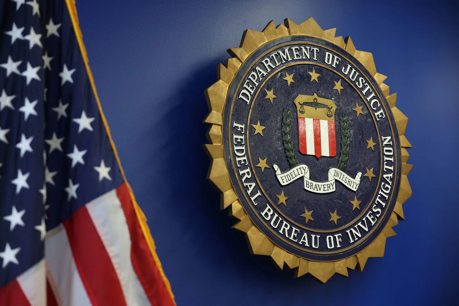 Sigla FBI pe fundal albastru, simbolizând securitatea națională.