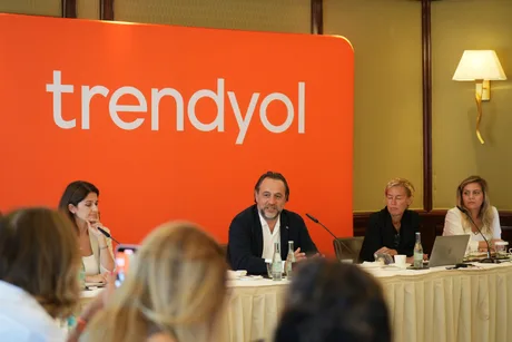 Reprezentanți ai Trendyol discutând despre creșterea pe piața online din România.