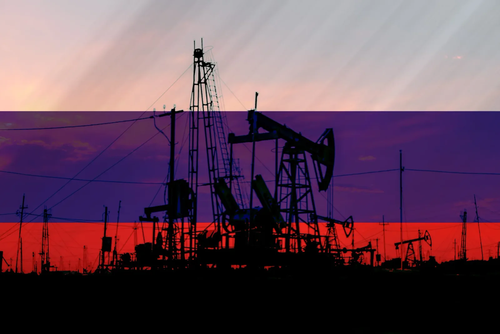 Platforme de extracție petrolieră în culorile drapelului rus la apus.