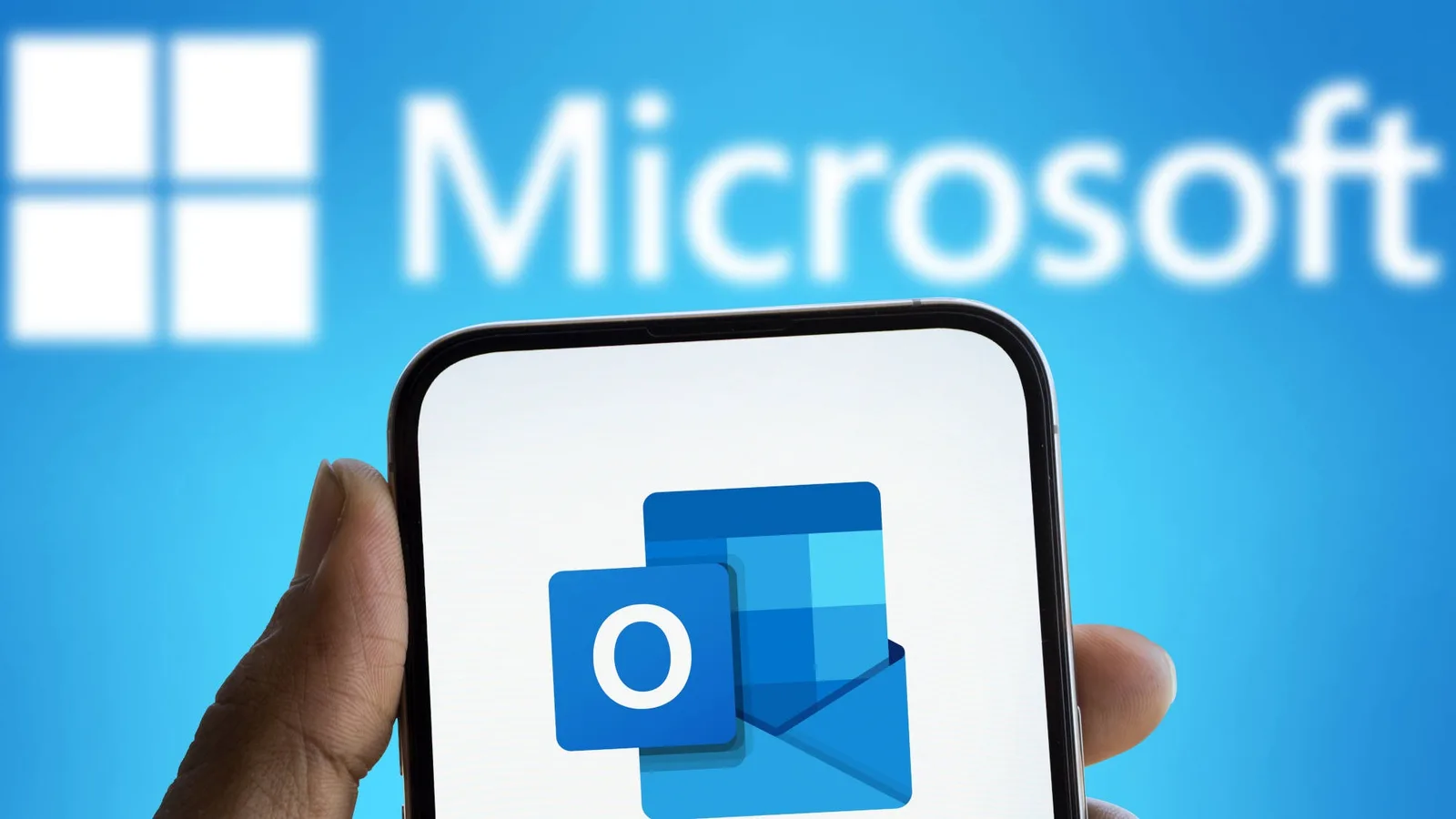 Probleme persistente cu accesul la email în Outlook pe macOS.