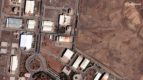 Vedere aeriană a instalațiilor nucleare din Iran, înconjurate de teren arid.