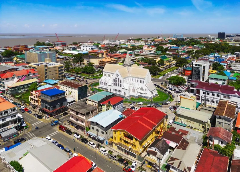 Peisaj urban din Guyana, cu clădiri colorate și un cer senin.