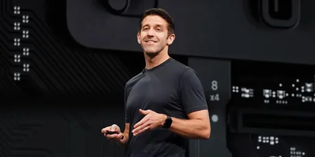 John Ternus discutând despre viitoarele produse Apple în cadrul unui eveniment.