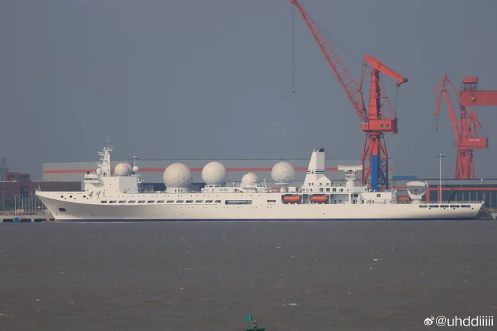 Nava militară navigând pe Marea Caspică, simbolizând cooperarea Rusia-Iran.