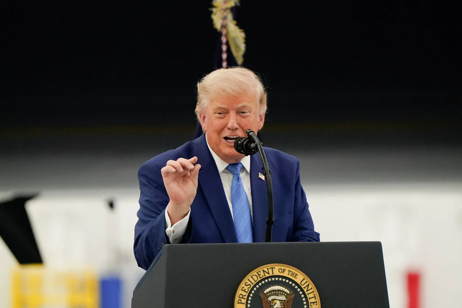 Donald Trump discută despre atacurile cu drone în Strâmtoarea Hormuz.