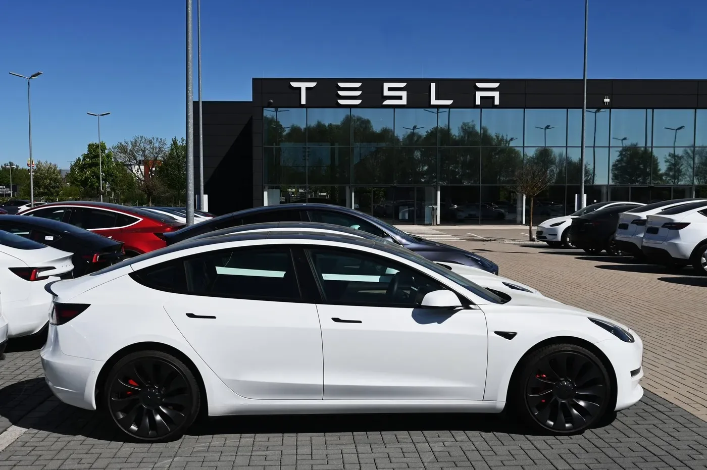 Tesla a depășit Mercedes-Benz în vânzări globale în 2023.