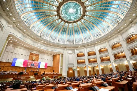Interiorul Camerei Deputaților, cu un plafon impresionant și bănci ocupate.