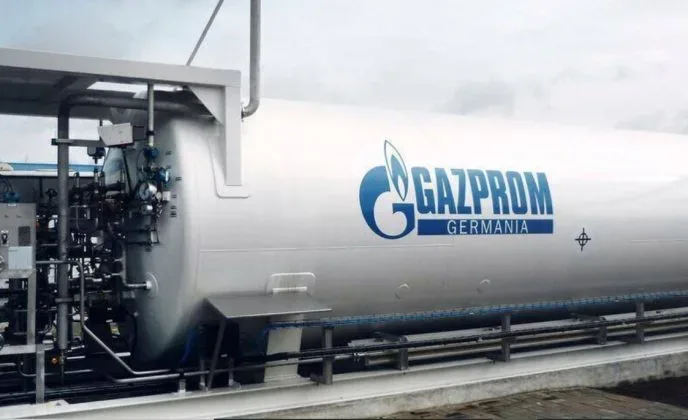 Cisternă de gaze naturale lichefiate cu logo Gazprom Germania.