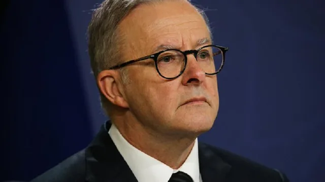 Prim-ministrul australian discutând despre problemele de securitate cibernetică.
