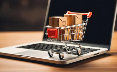 Cumpărături online cu un coș de produse pe un laptop.